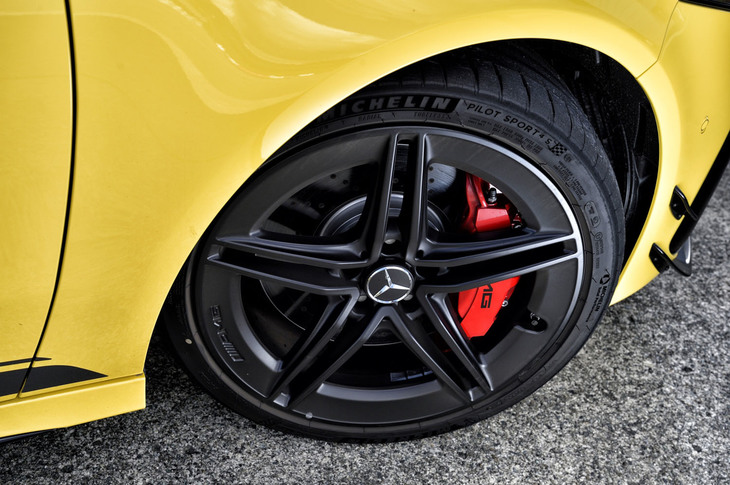 「A45」の「エディション1」はマットブラック仕上げの「AMG5ツインスポーク」ホイールを専用アイテムとして装着。試乗車は前後245/35ZR19サイズの「ミシュラン・パイロットスポーツ4 S」タイヤを装着していた。
