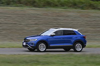 最新のディーゼルエンジンに比べるとややノイズが大きめだが、発進から軽やかで、その後も力強い加速を見せてくれる「2.0 TDI」エンジン。WLTCモードの燃費値は18.6km/リッターと発表されている。