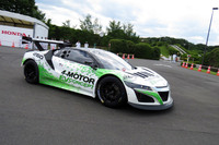 デモ走行を披露した「NSX」ベースのEV「NSX-Inspired EV Concept」。2016年のパイクスピークヒルクライムに投入された車両で、本番同様、デモ走行でも山野哲也選手がドライバーを務めた。