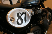 「トライアンフ・スピードツイン」に受注生産の特別仕様車「ライトニングエディション」登場の画像