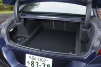 ラゲッジスペースの容量は440リッター。トランクスルーも備わっている。