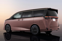 車体形状は背の高い箱型ミニバンに回帰しつつも、既存のモデルにはないアプローチで再起を図ろうとしている新型「エルグランド」。正式発表は2026年夏ごろの予定だ。