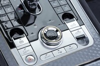 ドライブモードは「スポーツ」「B」「コンフォート」「カスタム」の全4種類。Bがスタンダードで、自動的に“ベントレーらしく走れるよう”制御してくれる。