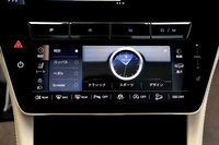 マセラティ伝統のダッシュボードのクロックも液晶表示式に。時計のほかコンパスやGメーターも表示できる。