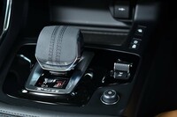 ガングリップ型だったシフトレバーは、塊感のあるデザインに変更。クリケットのボールを模したというステッチが施されている。