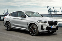 2018年登場の現行型「X4」。なだらかなルーフラインを持つクーペスタイルのミドルクラスSUVだ。