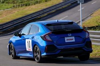 こちらは、ステアリングとサスペンションの協調制御システムを組み込んだ「シビック」。4輪それぞれを独立制御するのがミソで、その精度感やリニアリティーの高さゆえに、システムオフのときよりも走行ペースが上がってしまった。