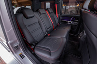 後席は60：40のダブルフォールディング機構が備わる。シートヒーターは後席にも標準装備されている。