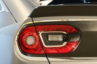 特徴的なリアコンビランプは、ミツオカのオリジナル。車体外側の円形部分のみ、既存モデルでの使用例があるものの、全体としては新開発という。