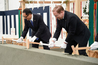 2021年2月に行われたウーブン・シティの地鎮祭にて、鍬（くわ）入れを行う豊田章男氏（写真向かって左）とジェームス・カフナー氏（同右）。