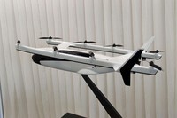 「eVTOL」は、ガスタービンハイブリッドシステムが発生する電力で複数のローターを駆動し飛行する。一機あたりの定員は4人。