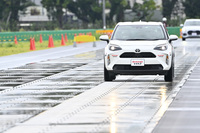 実車を使ってすぐに体感・検証することができるテストコース「Bモビリティ」。今回はこのコースで「ブリザックVRX3」の試走を行った。