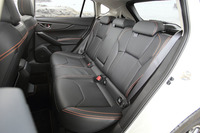 室内の広さも新型「XV」の自慢。後席の足元は旧型より26mm広がっている。