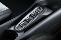 シフトセレクターはプッシュボタン式。8段DCTはリバースギアを備えておらず、モーターによって後退する。