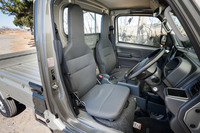 シートはご覧のとおり、ヘッドレスト一体型の簡素なもので、運転席がスライドする以外に調整機構は備わらない。上級グレードの「KX」（写真）ではシート表皮がファブリックとなる。