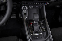 「ダッジ・ホーネット」のATセレクターレバー周辺。「アルファ・ロメオ・トナーレ」のドライビングモード切り替え機構「DNA」は省略されている。代わりにスポーツモードのオン／オフスイッチが備わる。