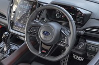 レッドステッチ入りの「STI Sport」専用ステアリングホイール。スポーク部には運転支援システムの操作スイッチがずらりと並ぶ。