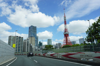 東京タワーと麻布台ヒルズ森JPタワーを、首都高のC1外回り芝公園出口付近から見た様子。左手には「ベントレー東京 芝ショールーム」があり、「ショーケース」に展示されたベントレー車を車窓越しに眺めることができる。