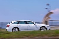 日本市場では、2019年3月12日に「セダン」とステーションワゴンの「アバント」が同時に発売された新型「A6」。約7年ぶりのフルモデルチェンジとなっている。ボディーサイズは全長×全幅×全高＝4950×1885×1475mm、ホイールベース＝2925mm。一見大きく見えるフォルムだが、全長や全幅、ホイールベースはセダンと同一数値となる。