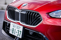 F40と呼ばれる先代モデルに引き続き、エンジン横置きのFFレイアウトを基本とする最新の「1シリーズ」。薄く横長のヘッドランプ形状や、低めに位置する左右に斜めのバーを入れたキドニーグリルのデザインが新しい。