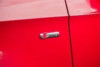 「S line」のエンブレムは、フロントフェンダーの後方に装着される。