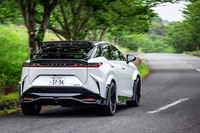 コーナーからアクセルオンで脱出するときに、リアから蹴り出されるように旋回していく感覚がベースの「RZ450e“バージョンL”」よりも強まっている。自慢のダブルリアウイングによって高められたダウンフォースが、リアからのキック力アップに役立っているはずだ。