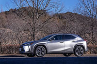 レクサスのSUVで最もコンパクトなモデルとして登場した「UX」は、ガソリンエンジンのFF車（写真）とハイブリッドのAWD車／FF車をラインナップ。