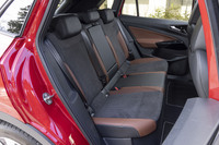 後席は空間が広いだけでなく座面の高さやサイズも適切だ。