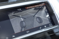 通常は見えないフロントボンネット下の映像をモニターに映し出す「クリアサイトグラウンドビュー」（写真）は、標準装備の360°サラウンドカメラに含まれる機能。