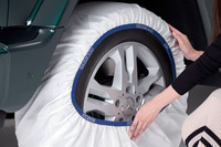 タイヤにスノーソックスをかぶせたのち、車両を少し動かして残りの部分をかぶせれば装着完了。氷雪路面をクリアしたのちにすぐに外すことも可能だ。乗用車用にホワイトが6種類、ハイパフォーマンスが6種類に加えて、トラック用にも14サイズ（オープンプライス）が用意される。