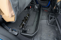 リアシートの座面下には収納スペースを完備。荷台には置きづらい荷物をしまうのに重宝する。