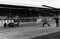 1963年のイギリスGPでトップチェッカーを受けるジム・クラーク。この年、クラークは熟成の進んだ「ロータス25」を武器に7勝を挙げ、ドライバーズタイトルに輝いた。（写真：Newspress）