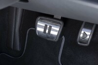 ペダルは光沢のあるアルミ調。アクセルにはオーディオの再生マークが、ブレーキには一時停止のマークが描かれている。