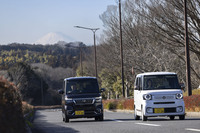 2023年10月に登場した新型「ホンダN-BOX」。従来型と同じくシンプルな造形美で身近さを表現したスタンダードモデル「N-BOX」（写真右）と、力強く個性的なエクステリアデザインを採用する「N-BOXカスタム」（写真左）の2モデルをラインナップしている。