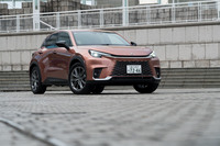 ボディーカラーは“クール”“リラックス”ともに6種類から選択可能。“クール”ではルーフをブラックで塗り分けたツートンカラーとなるのに対し、“リラックス”はルーフも車体色と同色となる。