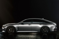 実際にはキャビンから独立したトランクルームを持つ「クラウン セダン」だが、そのスタイリングは、ハッチバック車を想起させるファストバック的なものだ。