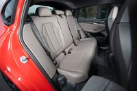 クーペスタイルのためリアシートのヘッドルームはそれなりだが、大人が過ごすにも十分な広さがある。