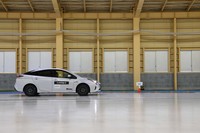 吸水剤を3倍に増量したプロトタイプで、上記と同条件の氷盤路制動テストを行った結果、制動距離は約7.5mに縮まった。吸水剤の増量による性能向上は明らかだが、製品化にはクリアしなければならないハードルがいくつも残っているという。