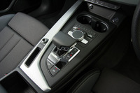 シフトセレクターは全高10cmほどの背の低い仕様。レバーの前に備わるインフォテインメントシステムのコントローラーを操作する際に、パームレストとして使用できる。