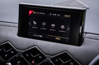 アールデコ様式をモチーフとした表示デザインを採用する7インチサイズのタッチ式ディスプレイ。Apple CarPlayやAndroid Autoにも対応している。