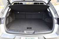 荷室の容量は5人乗車時で220リッター。柔軟性のあるトノカバーは、ひねりつつ小さく折りたたんで、フロア下に収納できる。