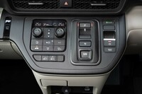 シフトセレクターは「P」「R」「N」「D」が独立した押しボタン式。マットな質感の樹脂パーツも室内に落ち着きをもたらしている。