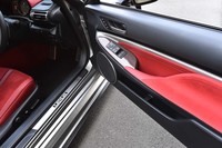 ドアのスイッチパネルは、センターコンソールと同様にレッドカーボンパネルでドレスアップされている。