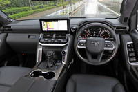 悪路走行時の機能性を重視して設計されたというインストゥルメントパネルまわり。スタートスイッチにはトヨタ車として初めて、盗難防止のために指紋認証機能が採用された。