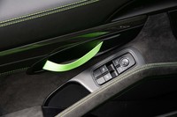 キャビン側のドアオープナーは強化ナイロン製のストラップとなっている。