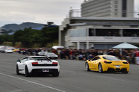 愛車の「フェラーリ458イタリア」と「ランボルギーニ・ガヤルド スーパーレジェーラ」との加速対決。（写真＝池之平昌信）