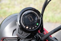 シンプルなデザインの計器盤。速度のほか、燃料の残量とオド、トリップの値が表示される。