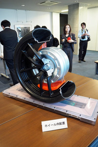 ホイール内給電のモックアップ。オレンジ色の部分が受電コイルである。