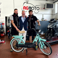 委託している工房のひとつである、イタリア北部パヴィアの「AGモト」にて。中央はティベリオさん。