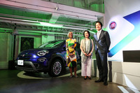 「500X」の発表会で登壇したFCAジャパンのマーケティング本部長ティツィアナ・アランプレセ氏（左）と広報部長の清水良子氏（中）、フィアットブランドプロダクトマネージャー生野逸臣氏（右）。